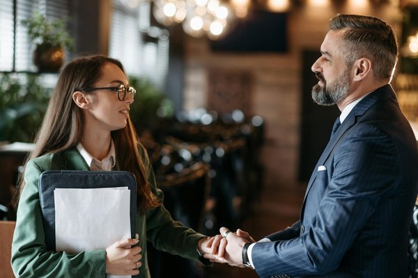 Navigating the Shift: UK Event Planners' Guide to Thriving with Virtual Conferences